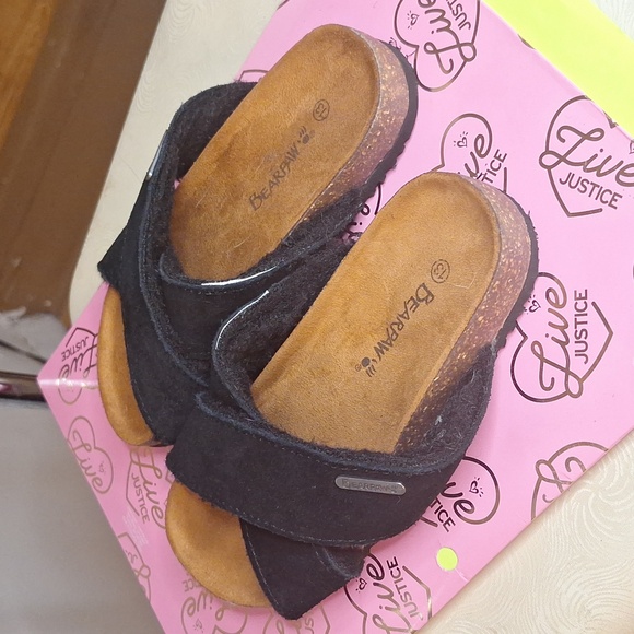 Absolutely adorable Girls Bear Paw Sandals - Picture 4 of 6